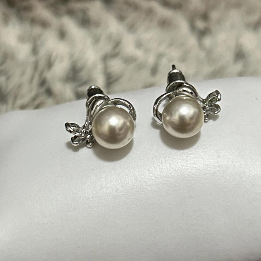 Vintage Classic Glamor Silver Heart Crystal Detail Pearl Post/Stud Earrings